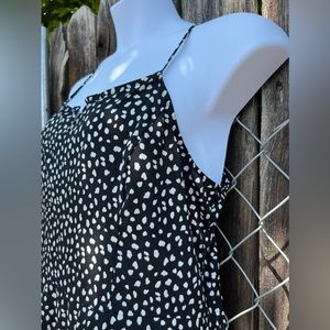 This one piece jumpsuit has breathable fabric, adjustable straps, and pockets.